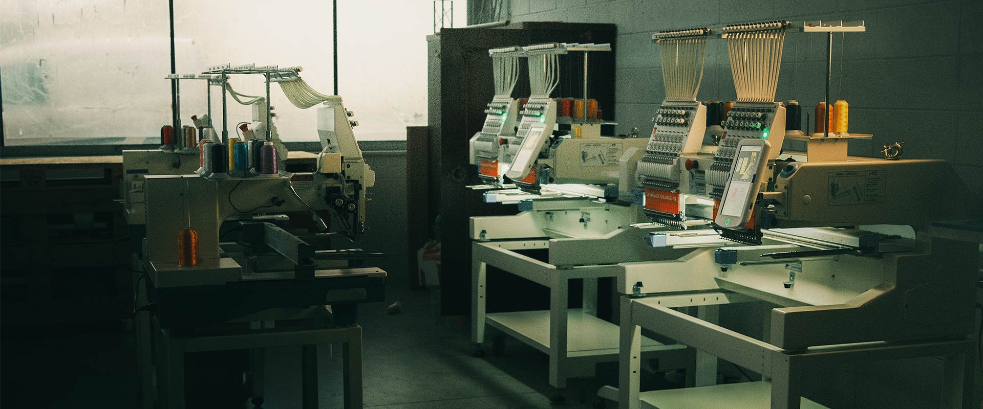 Atelier de broderie personnalisée. Personnalisation textile pour professionnel. Brodeuse industrielle.