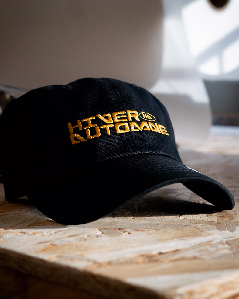 Casquette brodé personnalisée pour Souffrance artiste rappeur. Broderie casquette custom. Personnalisation casquette brodé sur mesure. Merchandising artiste