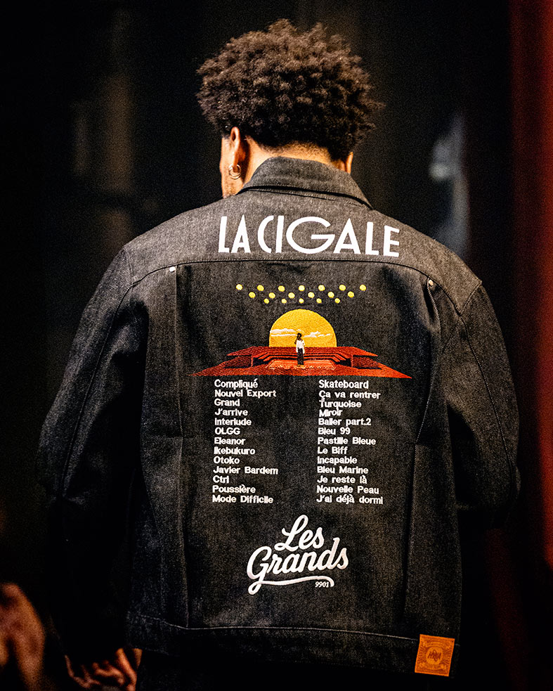 Veste en jean brodé et personnalisée faite par Le Nuage Oragne pour Jewel Usain, artiste rappeur Hip-Hop. Pièce unique broderie La Cigale, Jewel Usain. Sur une veste HWA (Humain With Attitude)